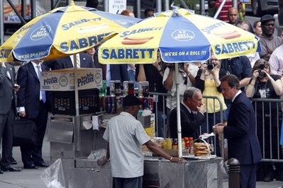 Thị trưởng New York đãi Thủ tướng Anh “hot dog” ngay trên phố - 4