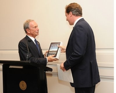 Thị trưởng New York đãi Thủ tướng Anh “hot dog” ngay trên phố - 9