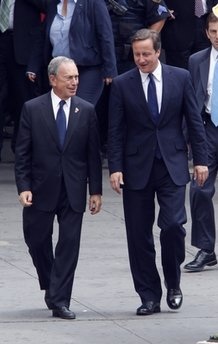 Thị trưởng New York đãi Thủ tướng Anh “hot dog” ngay trên phố - 2