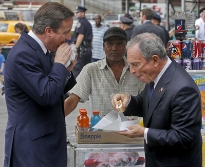 Thị trưởng New York đãi Thủ tướng Anh “hot dog” ngay trên phố - 6