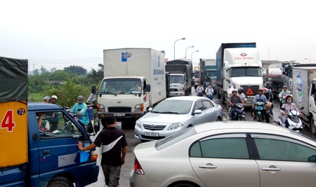 Giao thông hỗn loạn trên cầu Phù Đổng - 8 Giao thông hỗn loạn trên cầu Phù Đổng - 8