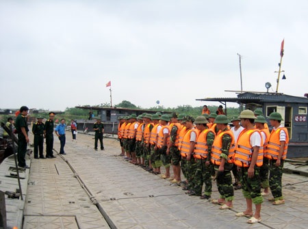 Xà lan gần nghìn tấn đâm cầu phao Đuống, giao thông tê liệt - 2 Xà lan gần nghìn tấn đâm cầu phao Đuống, giao thông tê liệt - 2
