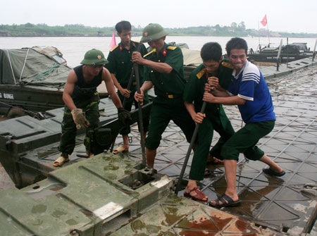 Xà lan gần nghìn tấn đâm cầu phao Đuống, giao thông tê liệt - 3 Xà lan gần nghìn tấn đâm cầu phao Đuống, giao thông tê liệt - 3