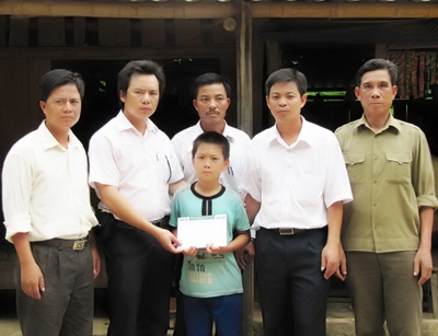 Bạn thân của "cậu bé đi học bằng tay" nhận 18 triệu đồng - 1 Bạn thân của "cậu bé đi học bằng tay" nhận 18 triệu đồng - 1