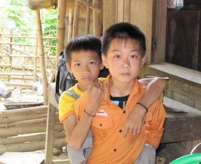 Bạn thân của "cậu bé đi học bằng tay" nhận 18 triệu đồng - 2 Bạn thân của "cậu bé đi học bằng tay" nhận 18 triệu đồng - 2
