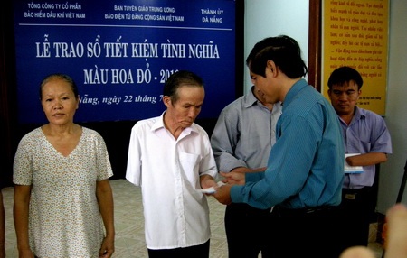 Trao tặng sổ tiết kiệm tình nghĩa cho 50 gia đình chính sách - 1