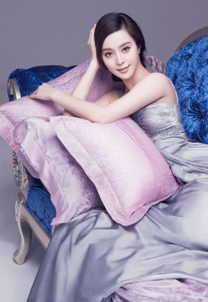 Phạm Băng Băng tạo dáng với… gối - 1