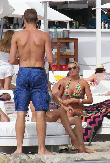 Vợ chồng Gerrard vui đùa cùng sóng biển - 13