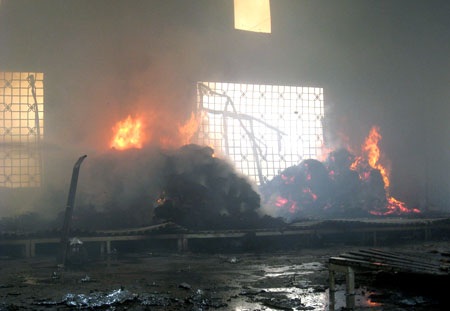 Cháy dữ dội tại khu công nghiệp ở Hà Đông - 2