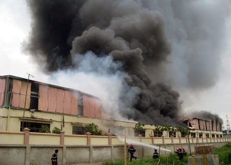 Cháy dữ dội tại khu công nghiệp ở Hà Đông - 1