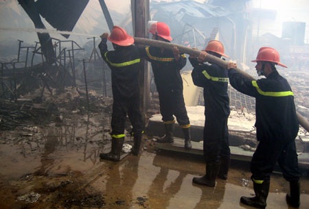 Cháy dữ dội tại khu công nghiệp ở Hà Đông - 7