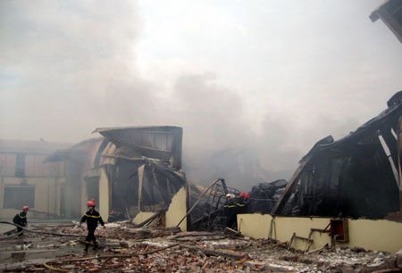 Cháy dữ dội tại khu công nghiệp ở Hà Đông - 3