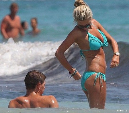 Vợ chồng Gerrard vui đùa cùng sóng biển - 2