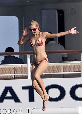 Paris Hilton thư giãn bằng việc tắm... sâm panh - 11 Paris Hilton thư giãn bằng việc tắm... sâm panh - 11