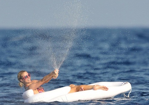 Paris Hilton thư giãn bằng việc tắm... sâm panh - 12 Paris Hilton thư giãn bằng việc tắm... sâm panh - 12