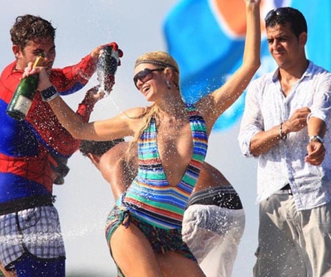 Paris Hilton thư giãn bằng việc tắm... sâm panh - 1 Paris Hilton thư giãn bằng việc tắm... sâm panh - 1