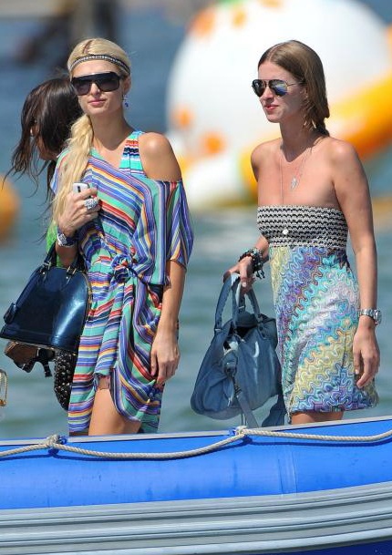 Paris Hilton thư giãn bằng việc tắm... sâm panh - 13 Paris Hilton thư giãn bằng việc tắm... sâm panh - 13