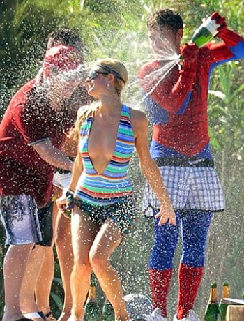 Paris Hilton thư giãn bằng việc tắm... sâm panh - 3 Paris Hilton thư giãn bằng việc tắm... sâm panh - 3