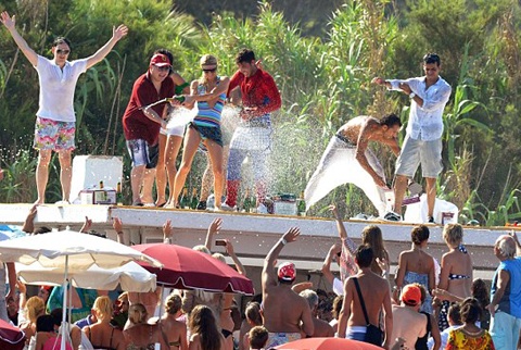 Paris Hilton thư giãn bằng việc tắm... sâm panh - 4 Paris Hilton thư giãn bằng việc tắm... sâm panh - 4