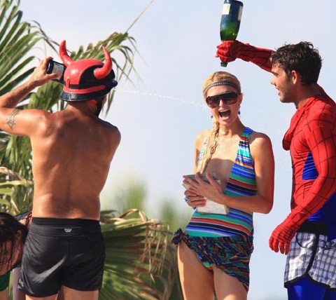 Paris Hilton thư giãn bằng việc tắm... sâm panh - 5 Paris Hilton thư giãn bằng việc tắm... sâm panh - 5