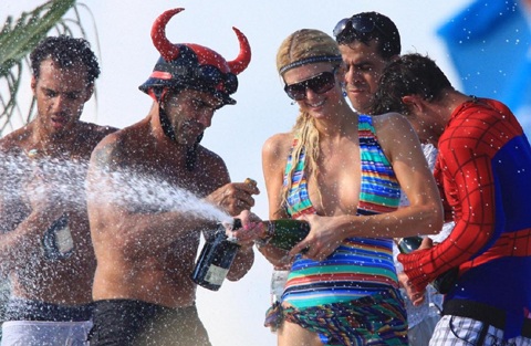 Paris Hilton thư giãn bằng việc tắm... sâm panh - 6 Paris Hilton thư giãn bằng việc tắm... sâm panh - 6