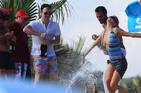 Paris Hilton thư giãn bằng việc tắm... sâm panh - 7 Paris Hilton thư giãn bằng việc tắm... sâm panh - 7