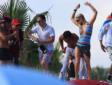 Paris Hilton thư giãn bằng việc tắm... sâm panh - 8 Paris Hilton thư giãn bằng việc tắm... sâm panh - 8