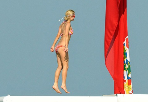 Paris Hilton thư giãn bằng việc tắm... sâm panh - 9 Paris Hilton thư giãn bằng việc tắm... sâm panh - 9