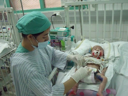 Cảm kích tấm lòng bạn đọc Dân trí bên giường bệnh bé Nhân Ái  - 1