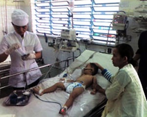 Bé trai 3 tuổi bỏng thực quản nặng do uống nhầm axit - 1