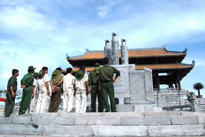Khánh thành Bến thả hoa bên bờ sông Thạch Hãn - 1 Khánh thành Bến thả hoa bên bờ sông Thạch Hãn - 1