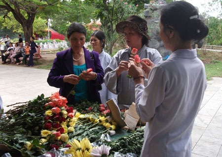 12.000 bông hồng Đà Lạt “cài lên” mộ liệt sĩ - 2