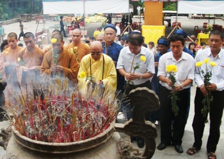 12.000 bông hồng Đà Lạt “cài lên” mộ liệt sĩ - 4
