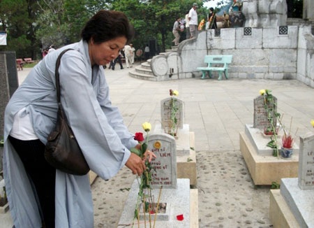 12.000 bông hồng Đà Lạt “cài lên” mộ liệt sĩ - 5