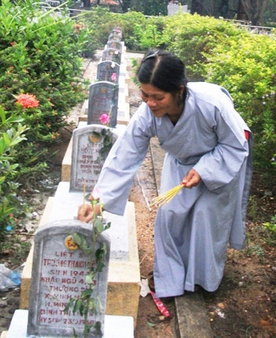 12.000 bông hồng Đà Lạt “cài lên” mộ liệt sĩ - 6