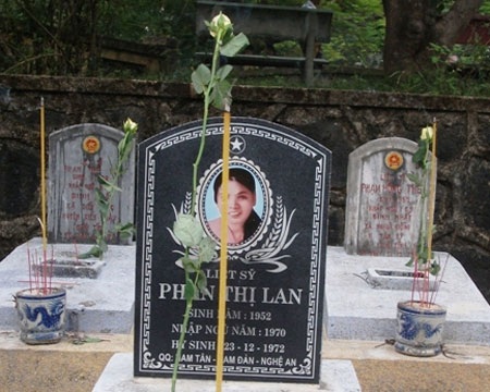 12.000 bông hồng Đà Lạt “cài lên” mộ liệt sĩ - 7