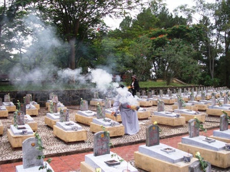 12.000 bông hồng Đà Lạt “cài lên” mộ liệt sĩ - 8