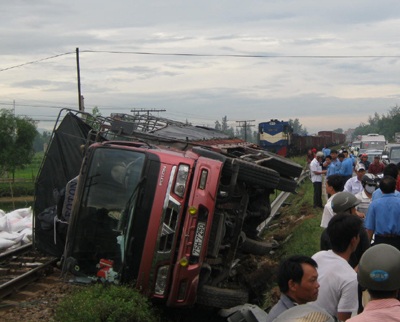 Xe tải “ngủ” trên đường sắt, tàu hàng tắc hơn 2 tiếng - 1