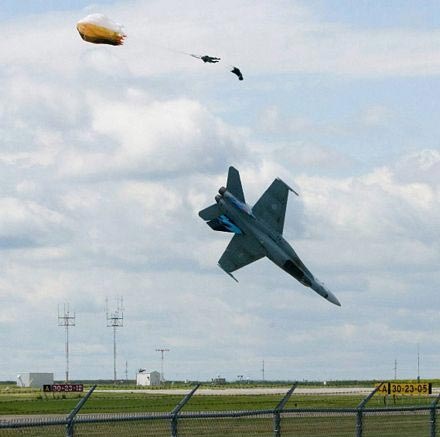 Chiến đấu cơ Canada bốc cháy ngùn ngụt - 2