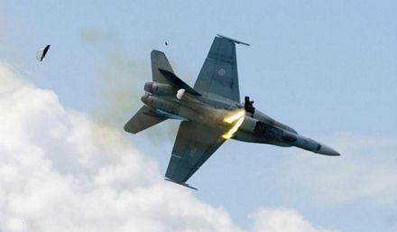 Chiến đấu cơ Canada bốc cháy ngùn ngụt - 1