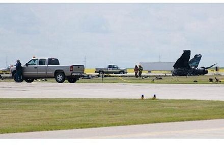 Chiến đấu cơ Canada bốc cháy ngùn ngụt - 10