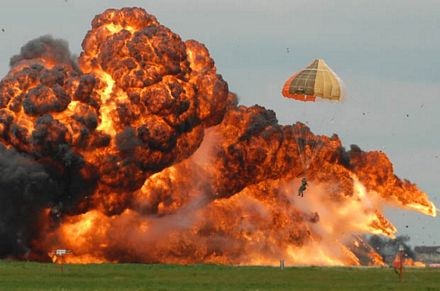 Chiến đấu cơ Canada bốc cháy ngùn ngụt - 5