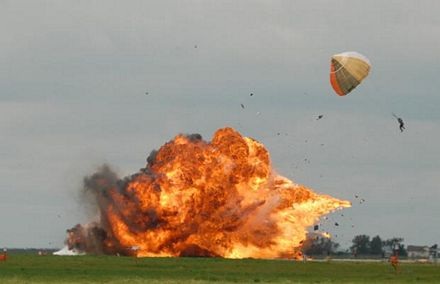 Chiến đấu cơ Canada bốc cháy ngùn ngụt - 6