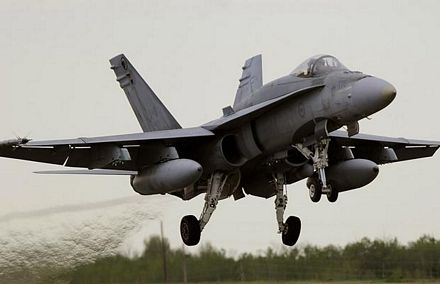 Chiến đấu cơ Canada bốc cháy ngùn ngụt - 11