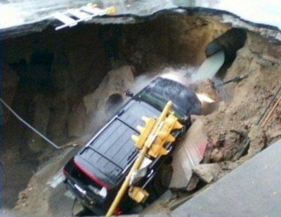 Hãi hùng cảnh “hố địa ngục” nuốt ô tô ở Mỹ - 5 Hãi hùng cảnh “hố địa ngục” nuốt ô tô ở Mỹ - 5