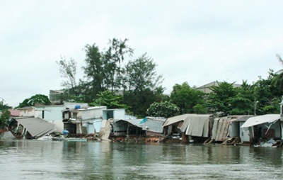 TPHCM: 11 căn nhà “lọt” xuống sông trong đêm  - 1