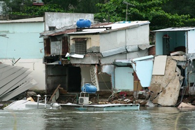 TPHCM: 11 căn nhà “lọt” xuống sông trong đêm  - 2