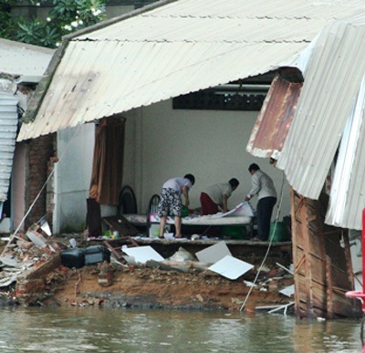 TPHCM: 11 căn nhà “lọt” xuống sông trong đêm  - 4