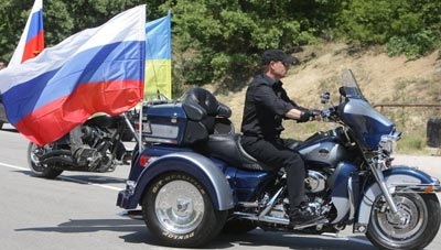 Thủ tướng Nga Putin "lướt" siêu mô tô đi thăm triển lãm - 1 Thủ tướng Nga Putin "lướt" siêu mô tô đi thăm triển lãm - 1