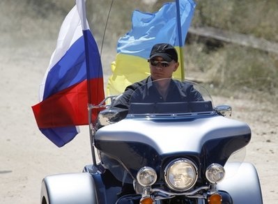 Thủ tướng Nga Putin "lướt" siêu mô tô đi thăm triển lãm - 2 Thủ tướng Nga Putin "lướt" siêu mô tô đi thăm triển lãm - 2